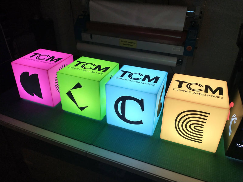 Marken-LED-Lichtkasten, Personalisierter Sitzwürfel Tischgarnitur, Rahmenloses Corporate Display Schild für Firmenveranstaltung, Konferenzdekor