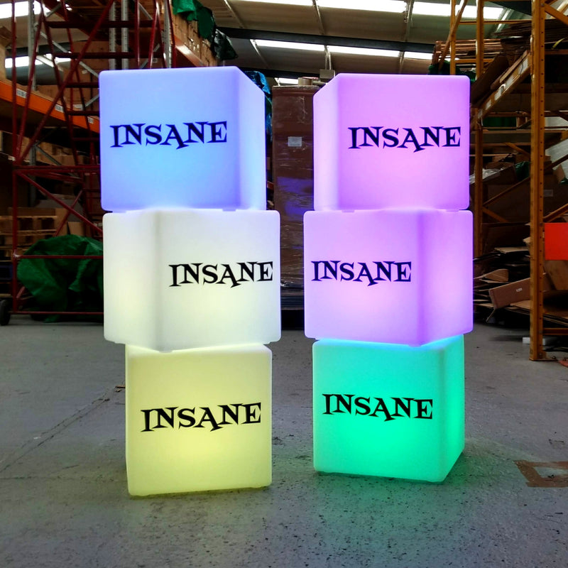 Nach Kundenwunsch gefertigter LED-Sitzwürfel mit Markenzeichen, Sitzhocker-Leuchtwürfel weiss  40 cm