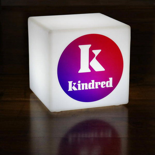 Logo-Tischlampe für individuell zugeschnittene Lichtwerbung, Leuchte mit Markenzeichen, freistehend